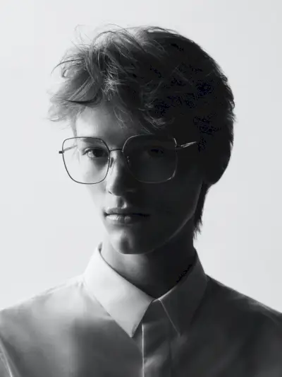 Daniel O. nosi okulary Dior dla Mytheresa.