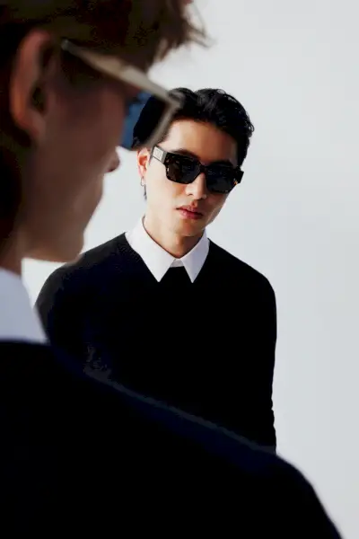 Fajna wizja, sportowe okulary przeciwsłoneczne Som Pham od Dior Eyewear dla Mytheresa.