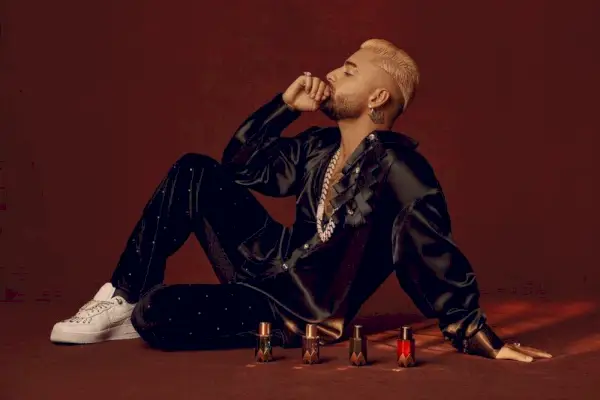 Maluma חולצת סאטן מלכותי קמפיין ריח 2022