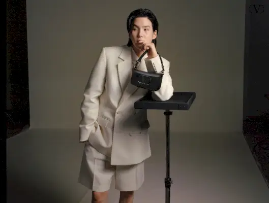 Suga appare nella campagna primavera-estate 2024 di The Narratives, indossando un abito corto Valentino.