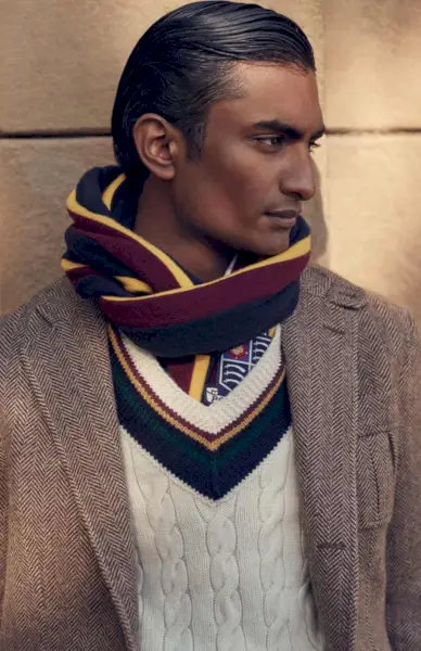 ヒュー ロートン スコットは、ポロ オリジナル ラルフ ローレンの 2022 年秋冬キャンペーンで、ネイビーのコートとチャコールのキャスケットをモデルにしています。