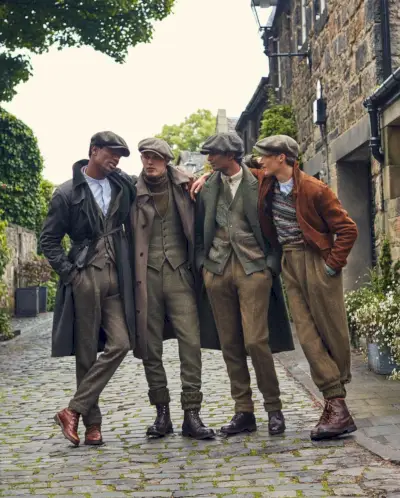 ハミッド・オニフェイド、キット・バトラー、リシ・ロビン、ヒュー・ロートン＝スコットは、2022年秋冬ポロ・オリジナルズ・ラルフ・ローレンのキャンペーンでツイードファッションを披露しています。