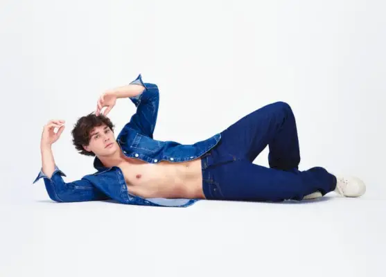 Noa Beka bezkreklu AMI Paris džinsu kampaņa 2022