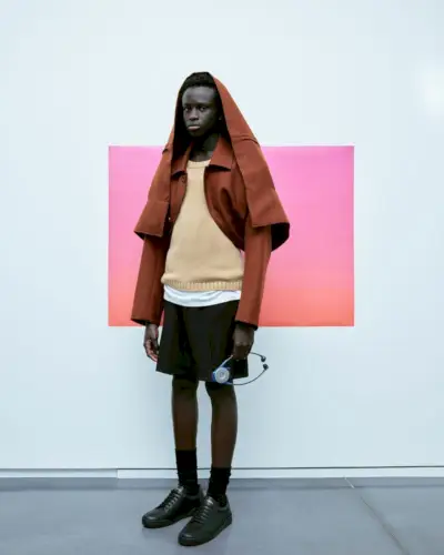 앞쪽과 중앙에서는 Baye Seye가 Sandro의 스포트라이트를 받습니다.