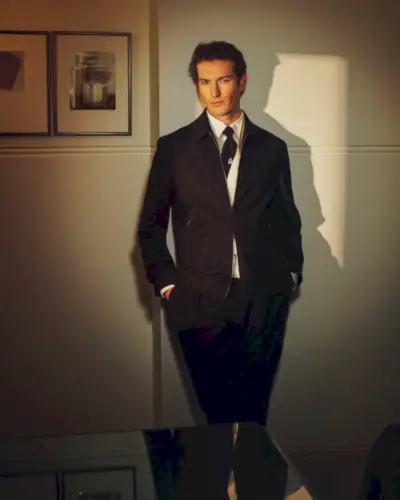 Echilibrat și lustruit, Oli Lacey surprinde esența lui Dunhill