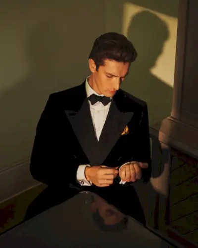 Oli Lacey își ajustează mânecile, ținuta Dunhill este un amestec perfect de tradiție și clasă contemporană.