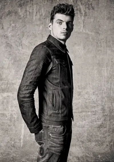 Divkāršojot džinsa audumu, Makss Verstapens izbauda svarīgākos priekšmetus no savas G-Star Raw Max Raw kolekcijas.