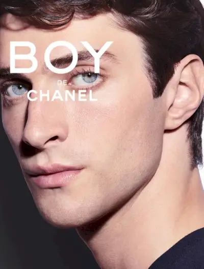 מתיו בל מוביל את קמפיין האיפור של בוי דה שאנל.