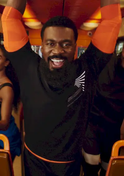 Choreograf JaQuel Knight se usmívá pro kampaň H&M Move.