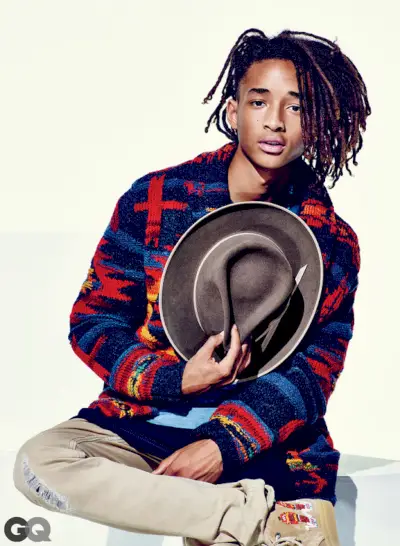 Posando para American GQ, Jaden Smith lleva un cárdigan Polo Ralph Lauren, una camiseta Mollusk, pantalones Diesel, botas Del Toro y un sombrero Stetson en JJ Hat Center.