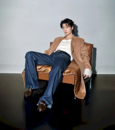 Sjao Džans ir elegants redzējums kā Gucci Horsebit 1953. gada loafer reklāmas kampaņas zvaigzne.