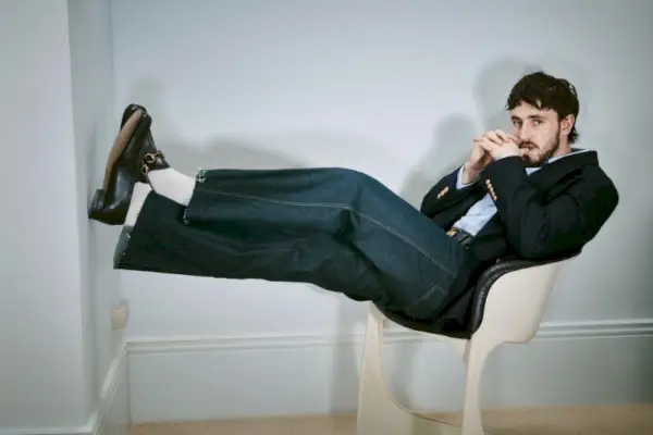 Pols Meskāls valkā džinsu pāri un sporta mēteli, kad viņš piedalās Gucci Horsebit 1953. gada loafer reklāmas kampaņā.