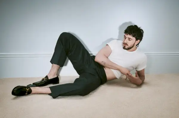 Gucci piesaista aktieri Polu Meskālu kā Gucci Horsebit 1953. gada loafer reklāmas zvaigzni.