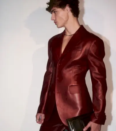 Modell Fernando Lindez utstråler selvtillit i en elegant, okseblodskinndrakt for Versace