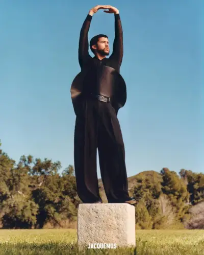 Bad Bunny se mantiene erguido en JACQUEMUS