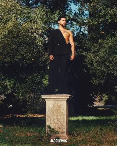 Bad Bunny luce un outfit sastre con hombros descubiertos para JACQUEMUS