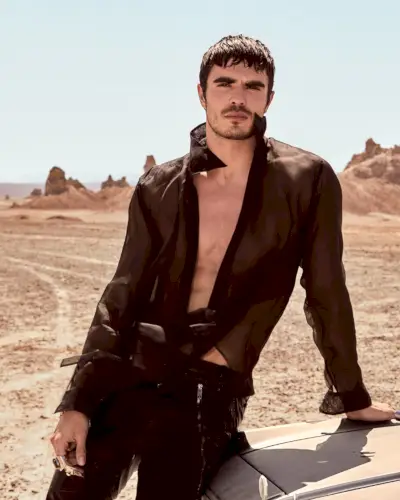 Diego Villarreal viste una camisa negra transparente para la campaña K by Dolce & Gabbana Eau de Parfum Intense.