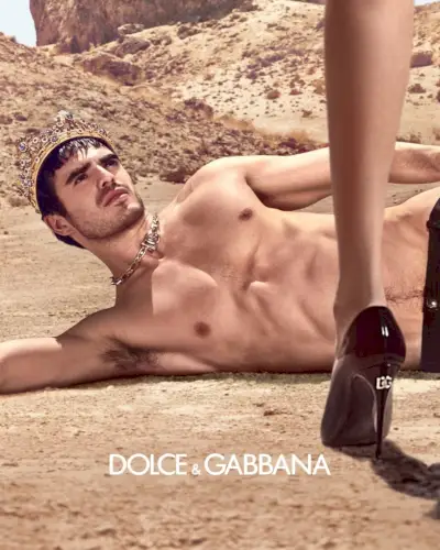 Un Diego Villarreal sin camiseta protagoniza el nuevo anuncio de K by Dolce & Gabbana Eau de Parfum Intense.