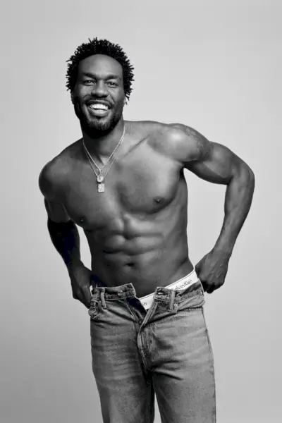 Yahya Abdul-Mateen II bez krekliem Kalvina Kleina vīriešu 2022. gada rudens kampaņa