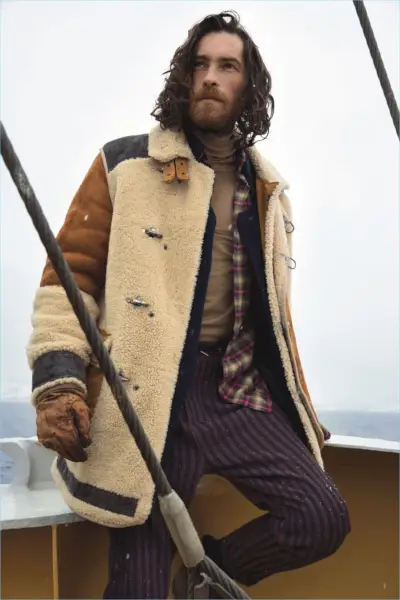 Calin Sitar bærer en statement shearling-jakke fra Scotch & Soda.