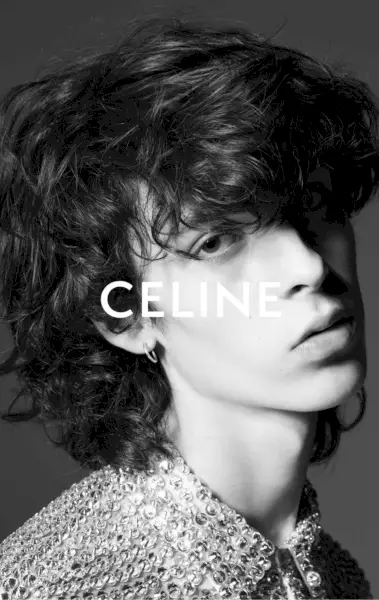 Modele Artie Aylott ir gatava tuvplānam Selīnas Hommes izšūtā kreklā