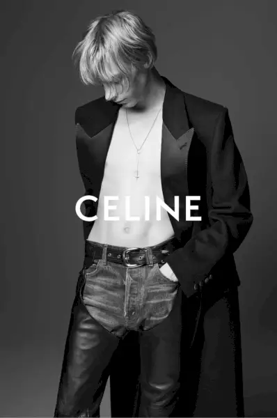 Ģērbies tā, lai atstātu iespaidu, Tobijs Džonss modelē kašmira smokinga mēteli ar Kurt džinsiem un ādas čokiem Selīnai Hommei.