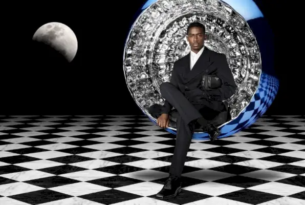 Damson Idris vzbuzuje pozornost v dokonale střiženém obleku pro Pradu