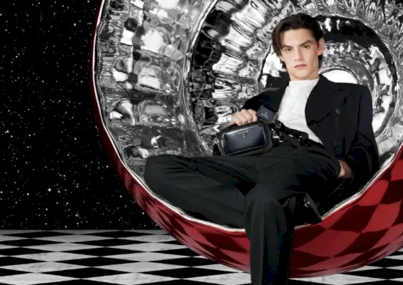 Louis Partridge představuje výrazný kontrast klasického krejčovství proti nekonečnu prostoru, zahalený do avantgardního reflexního kokonu.