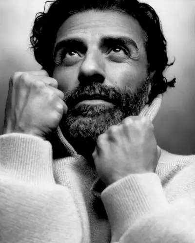 Acteur Oscar Isaac verschijnt in een close-up voor zijn Fear of God-campagne.