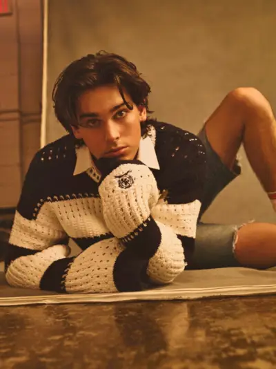 Paris Brosnan Studio svetr Nautical Tommy Hilfiger Classics Reborn kampaň 2023