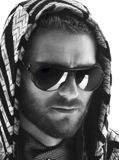 かなりスタイルを主張するスコット・イーストウッドがジョルジオ アルマーニを揺るがす