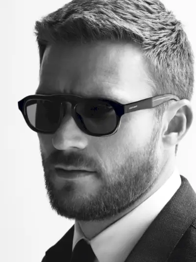 モダンなスタイルを採用するスコット・イーストウッドは、ジョルジオ アルマーニのために不規則な形のサングラスを着用しています