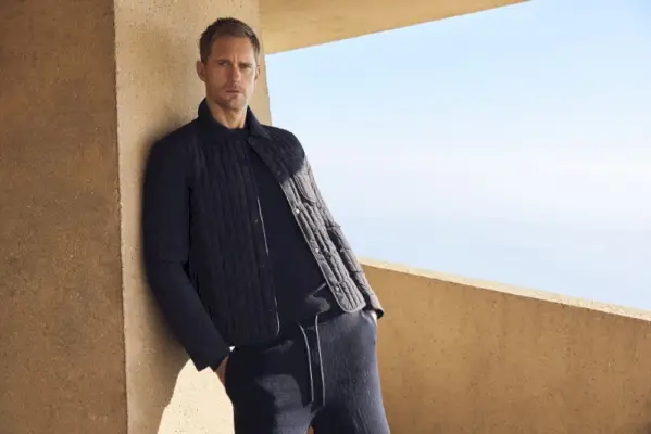 Mackage fait appel à Alexander Skarsgård comme star de sa campagne printemps-été 2024.