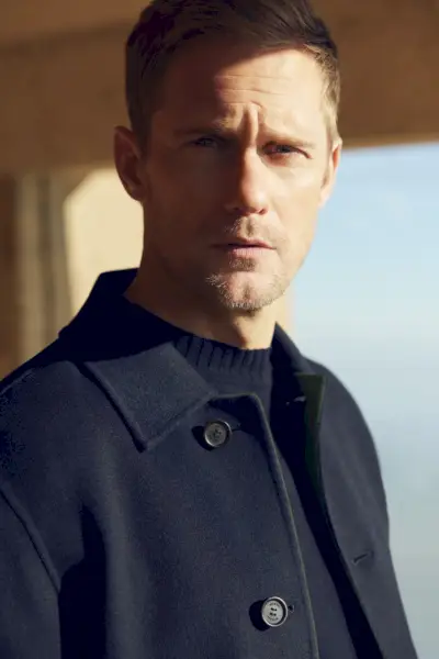 Alexander Skarsgård Fronts Mackage אביב 2024 מודעה