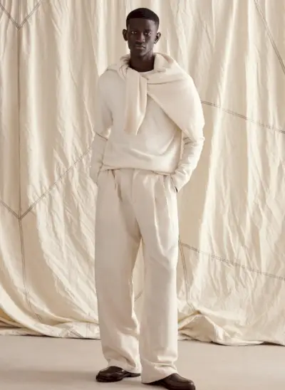 Ramią viziją turinti Ibby Sow dėvi Banana Republic BR Classics kašmyro megztinį su lininėmis kelnėmis ir odiniais batais.