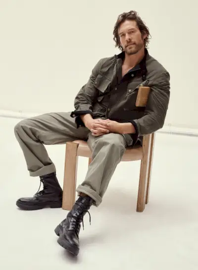 Joshas Upshaw bananų respublikoje pasižymi atsipalaidavusia elegancija