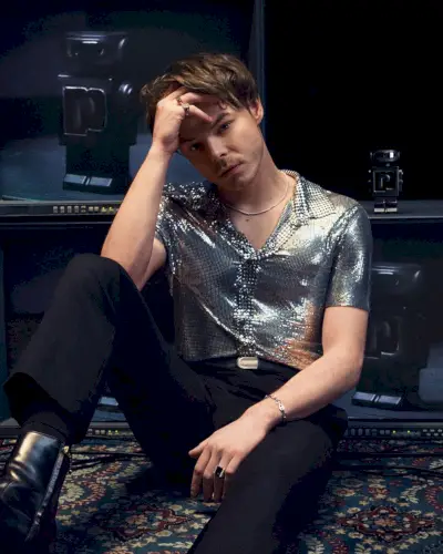 Charlie Heaton trollbinder i Rabanne Phantom Parfum Ad