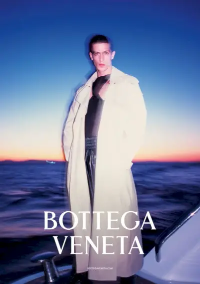 Edoardo sale a bordo di uno yacht per la campagna Primavera '20 di Bottega Veneta