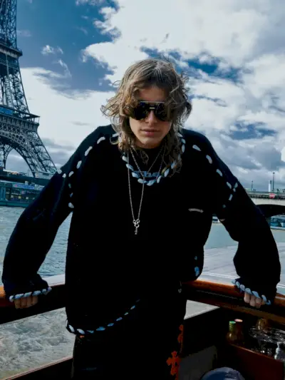 Fernando Casablancas wurde in der Nähe des Eiffelturms fotografiert und erscheint in Chrome Hearts