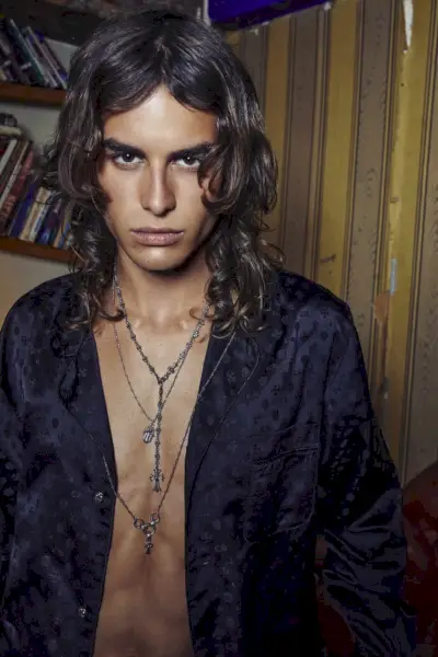 Fernando Casablanca steht vor Chrome Hearts