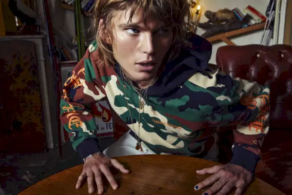 Model Jordan Barrett gibt als Star von Chrome Hearts ein Tarn-Statement ab