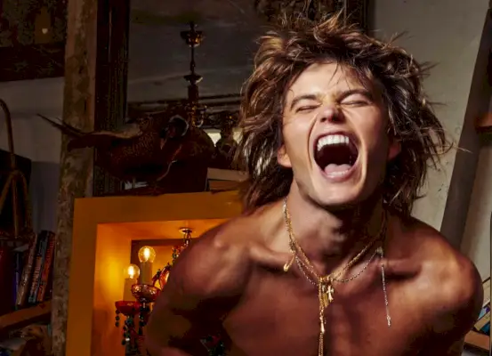 Jordan Barrett stößt einen Schrei aus und umarmt eine rebellische Energie für Chrome Hearts