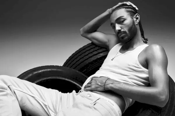 Sage Elsesser is de frontman van de Calvin Klein Blank Canvas-campagne lente-zomer 2021.