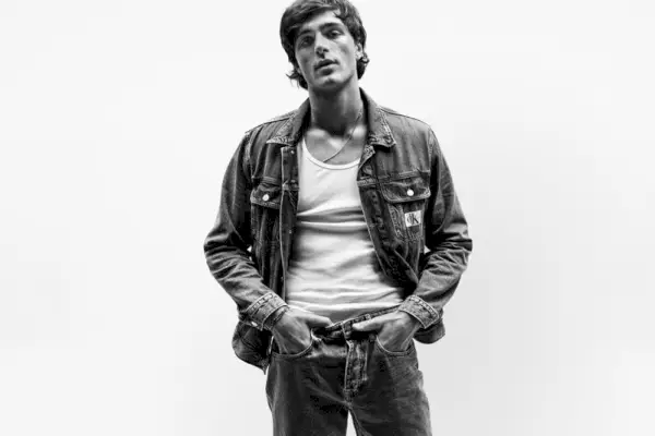 Euphoria-ster Jacob Elordi rockt denim voor de Calvin Klein Blank Canvas-campagne lente-zomer 2021.