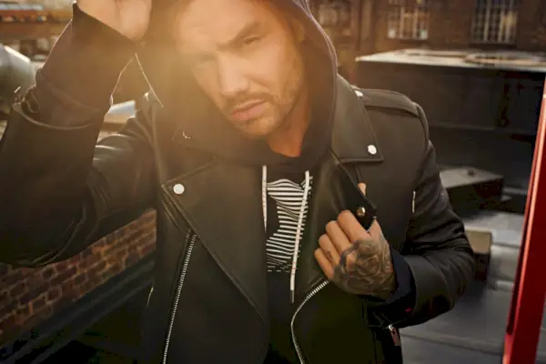 Pevec Liam Payne navdušuje z usnjeno kolesarsko jakno iz svoje kapsulne kolekcije HUGO pred jesenjo 2020.