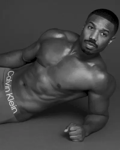 Michael B Jordan enflamme le printemps avec une publicité pour les sous-vêtements Calvin Klein