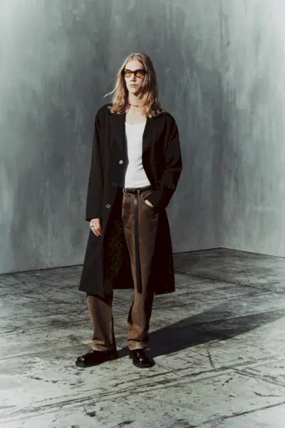 Valentyn Boiko는 울 코트와 왁스 효과 진, 스퀘어 토 가죽 첼시 부츠, Zara Edition 2023 가을 컬렉션의 타원형 선글라스를 착용했습니다.