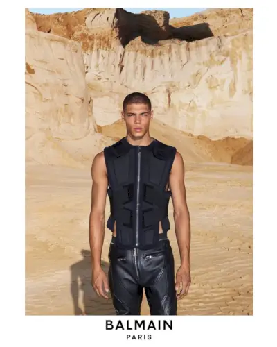 Balmain viaja al desierto para la campaña Otoño 22