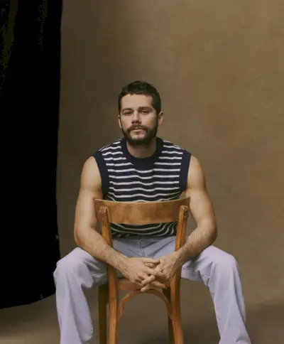 Dylan OBrien AMI Kampanja pomlad poletje 2023 črtast pulover brezrokavnik