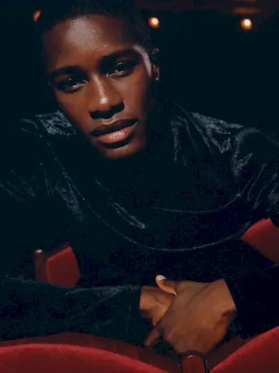 ムカサ・カコンゲはベロアのトップスを着ています。